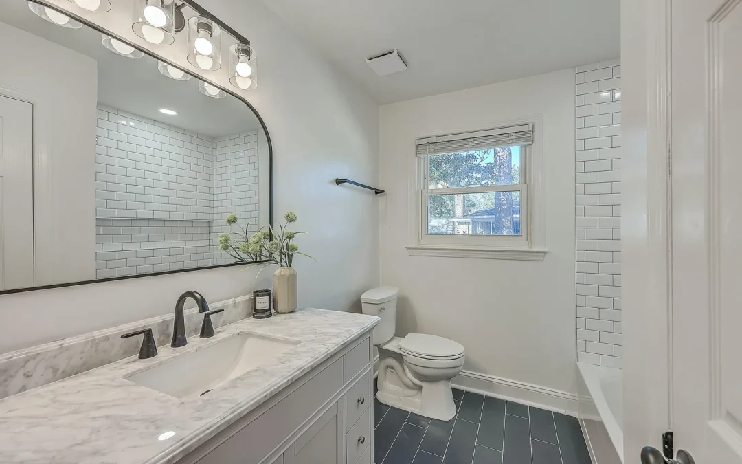 Contemporary Bathroom Suite with Mixed Textures